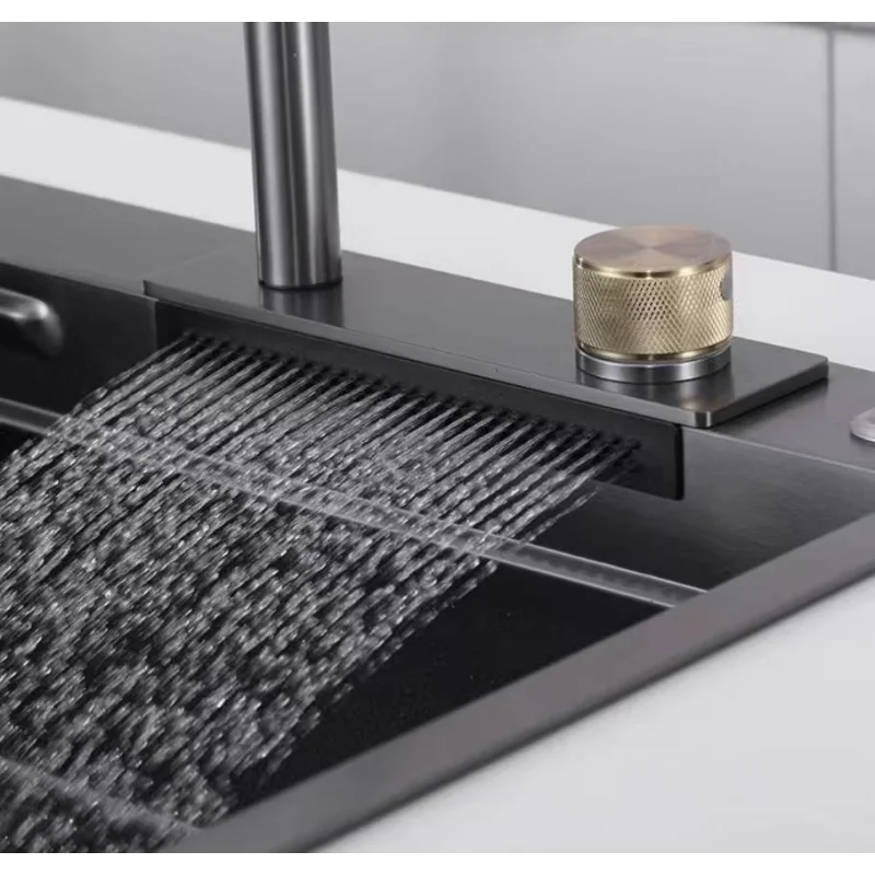 El grifo Flying Rain viene con un rociador tipo cascada. Es un grifo moderno de lujo y un grifo versátil para fregaderos de cocina.