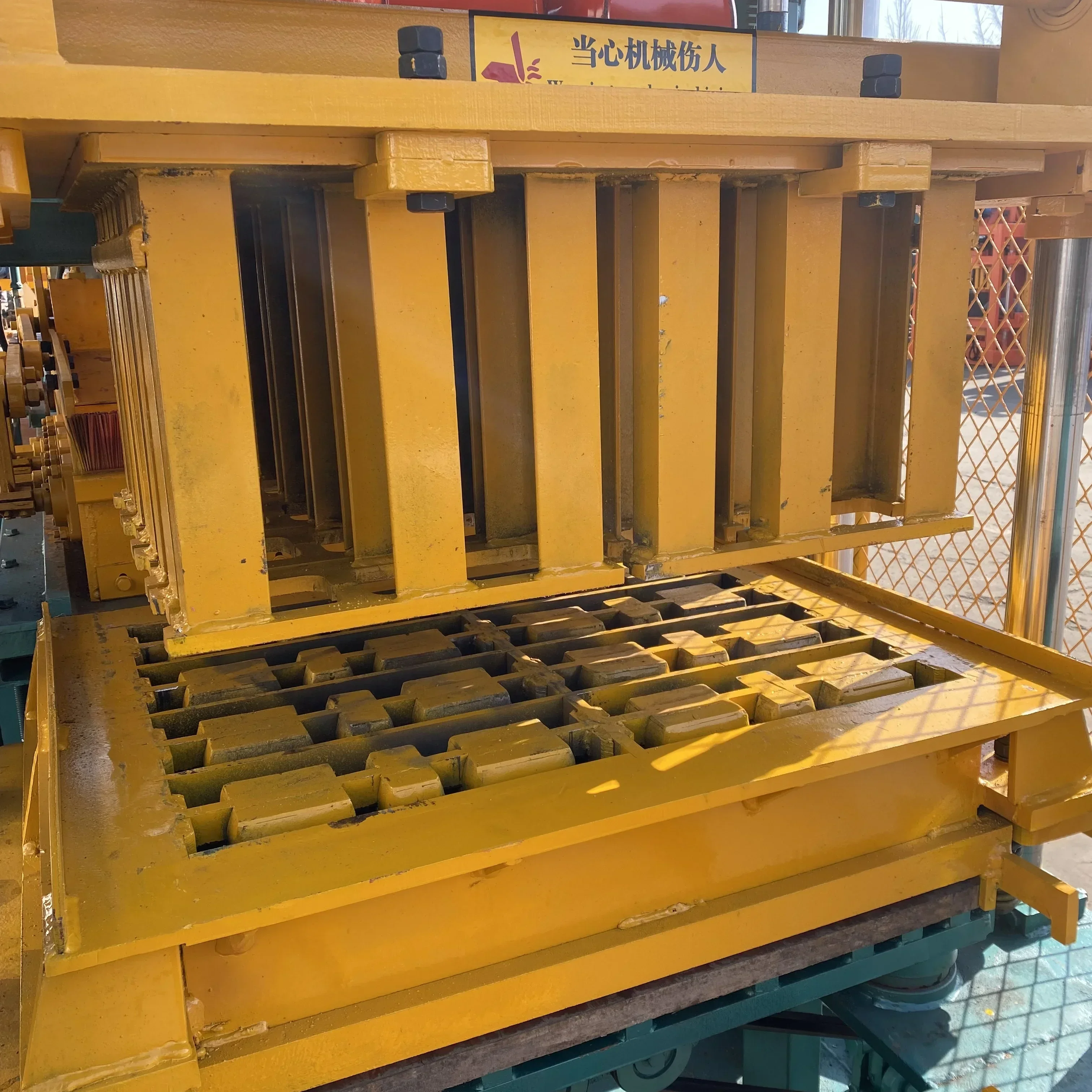 ماكينة تصنيع الطوب QT6-15 رائجة البيع ماكينة تصنيع البلوك الخرسانية ماكينة الطوب لصنع ماكينة الطوب الأوتوماتيكية