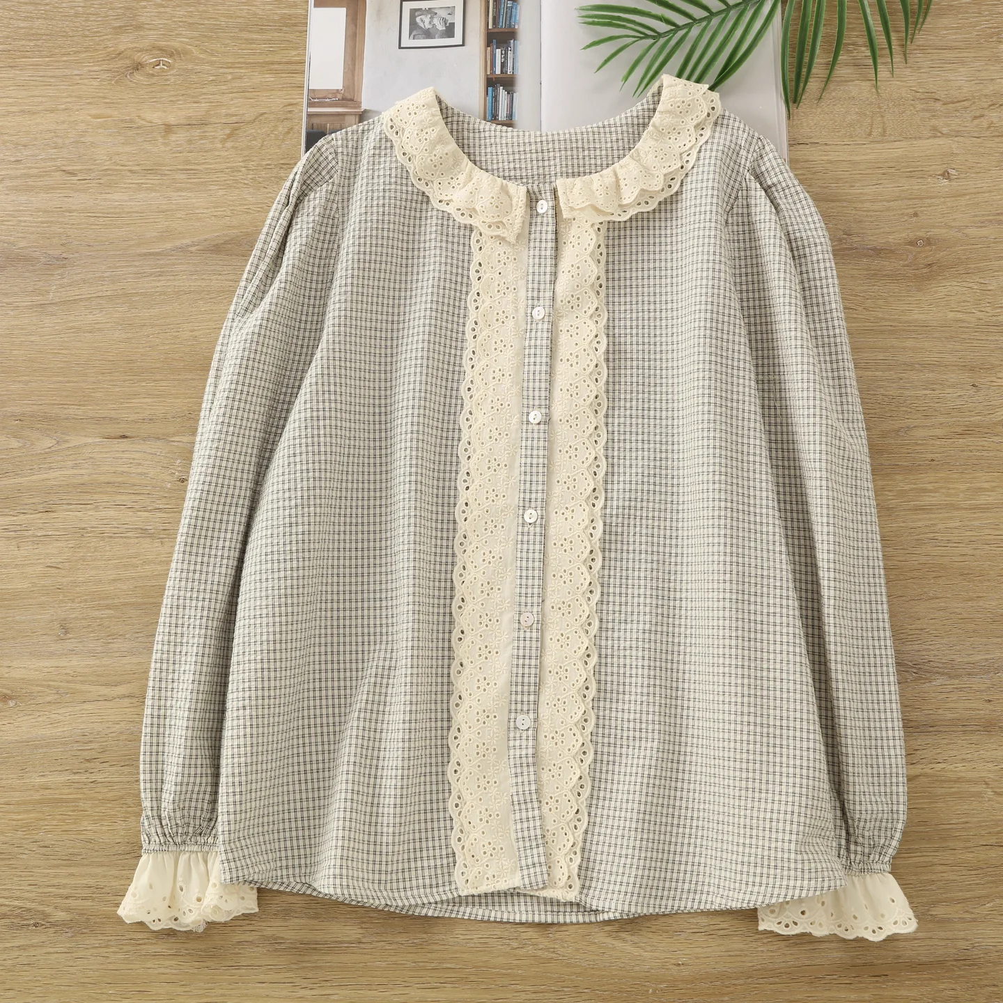 

Винтажные клетчатые рубашки и блузки с кружевным воротником во французском стиле из 100% хлопка для женщин, осенние кружевные лоскутные рубашки с длинными рукавами