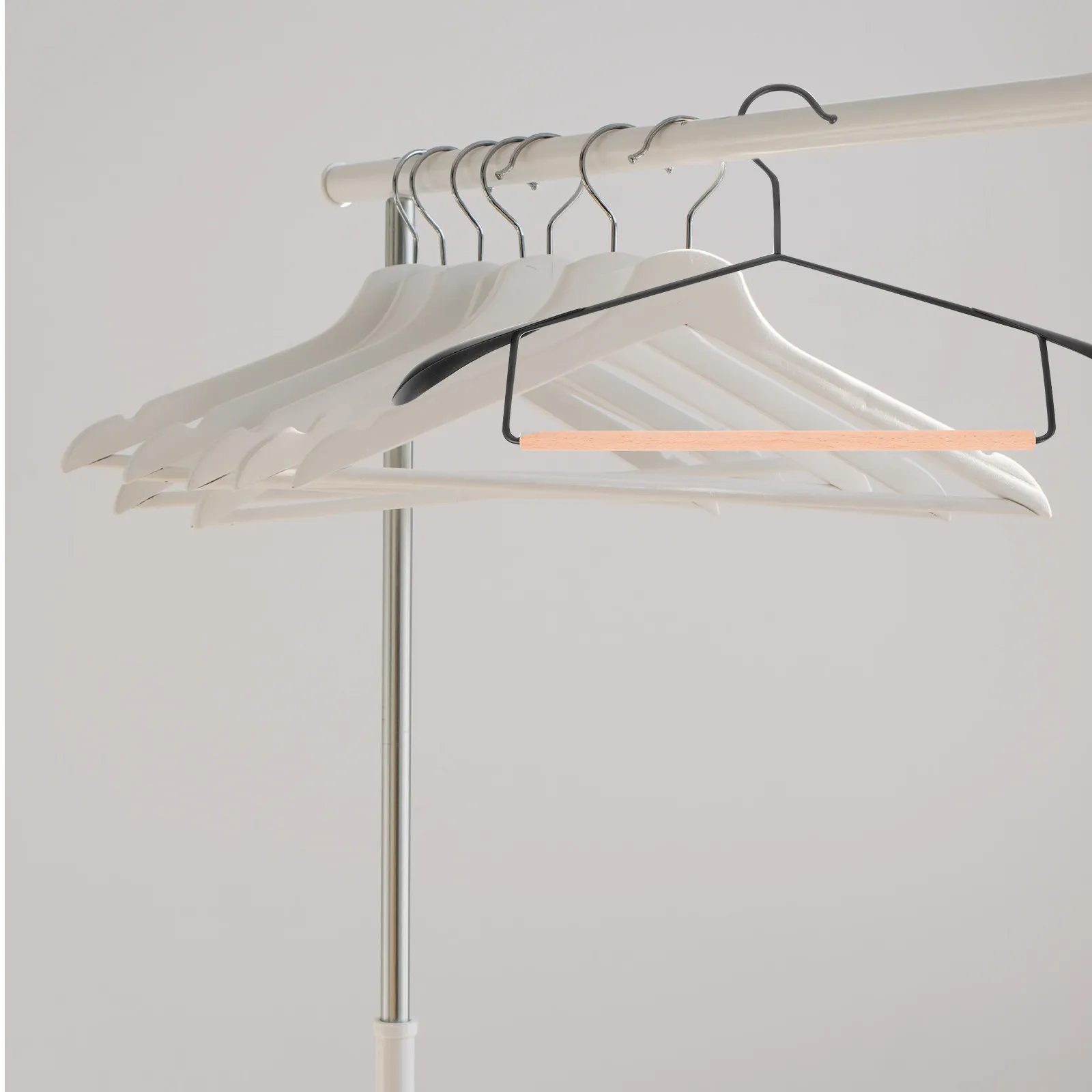 

Набор из 5 прочных вешалок для одежды из железа и дерева с широкими плечиками, органайзер для пальто, для домашнего хранения в шкафу, подходит для костюмов и брюк