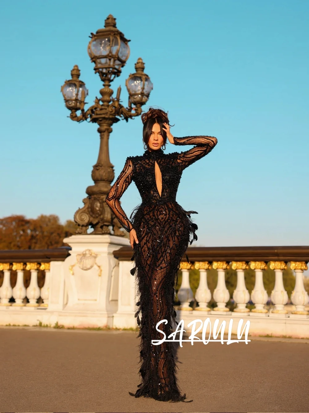 

Великолепное сексуальное платье для выпускного вечера с черным жемчугом и вырезами, блестящее роскошное вечернее платье с высоким воротом и перьями для женщин