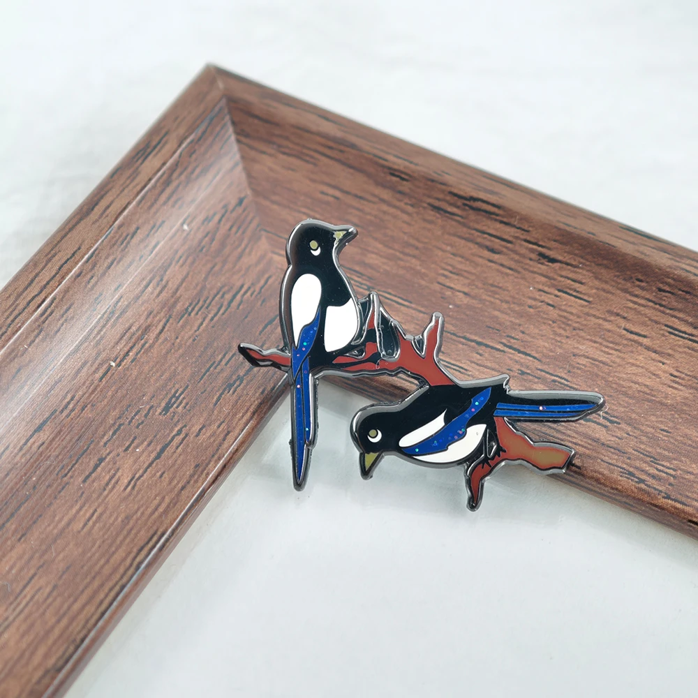 Glitter Blue Feather Magpie Enamel Pin Chinese Style Auspicious Metal Badge Blue and White Birds Artistic Accessory Brooch Gift