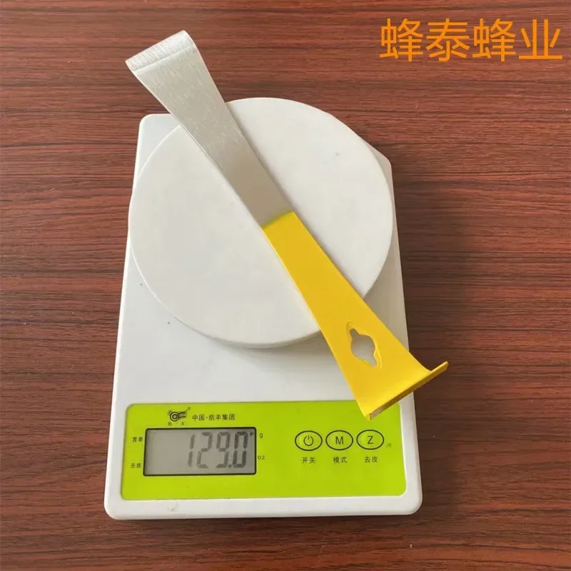 A Semi-yellow Flat Plate Scraper Stainless Steel Metal Beehive Scraper Stainless Steel Honey Cutter