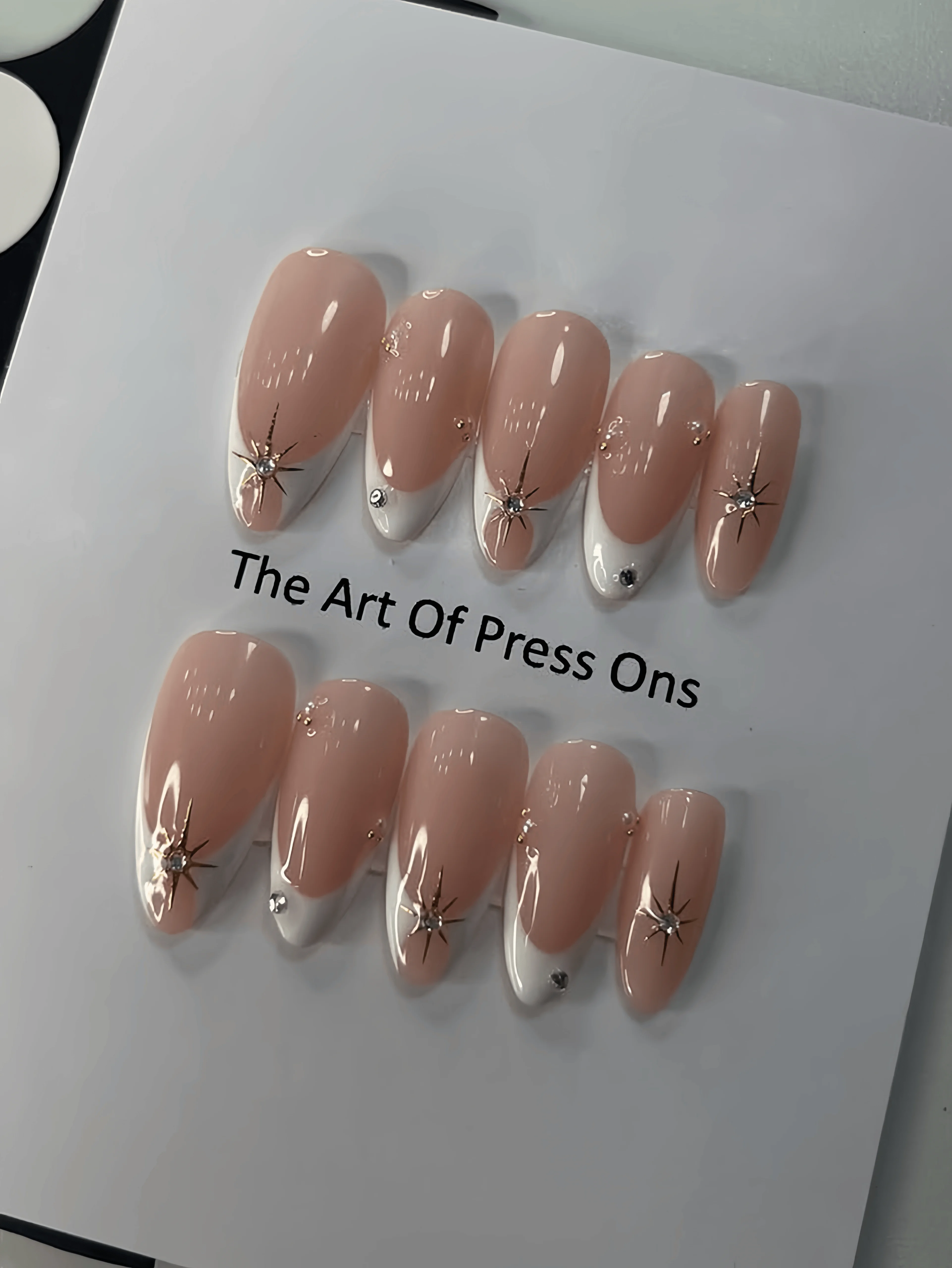 10 Stück handgefertigte, mandelförmige, vollflächige Nagelspitzen, mittellange, hautfarbene Basis in Nude-Pink, leichter Luxus und minimalistischer Stil, geeignet für Frauen und Mädchen, perfekt für