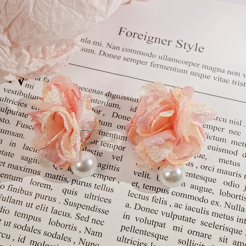 الوردي زهرة كبيرة أقراط دون ثقوب الأذن 2025 جديد مبالغ فيه كاميليا اللؤلؤ قرط كبس شعبية المتخصصة تصميم الراقية قرط كبس