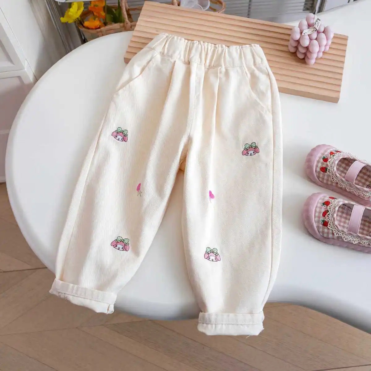 Nuovi pantaloni casual ricamati a fumetti per bambina Primavera e autunno Pantaloni in edizione coreana per bambini alla moda e versatili