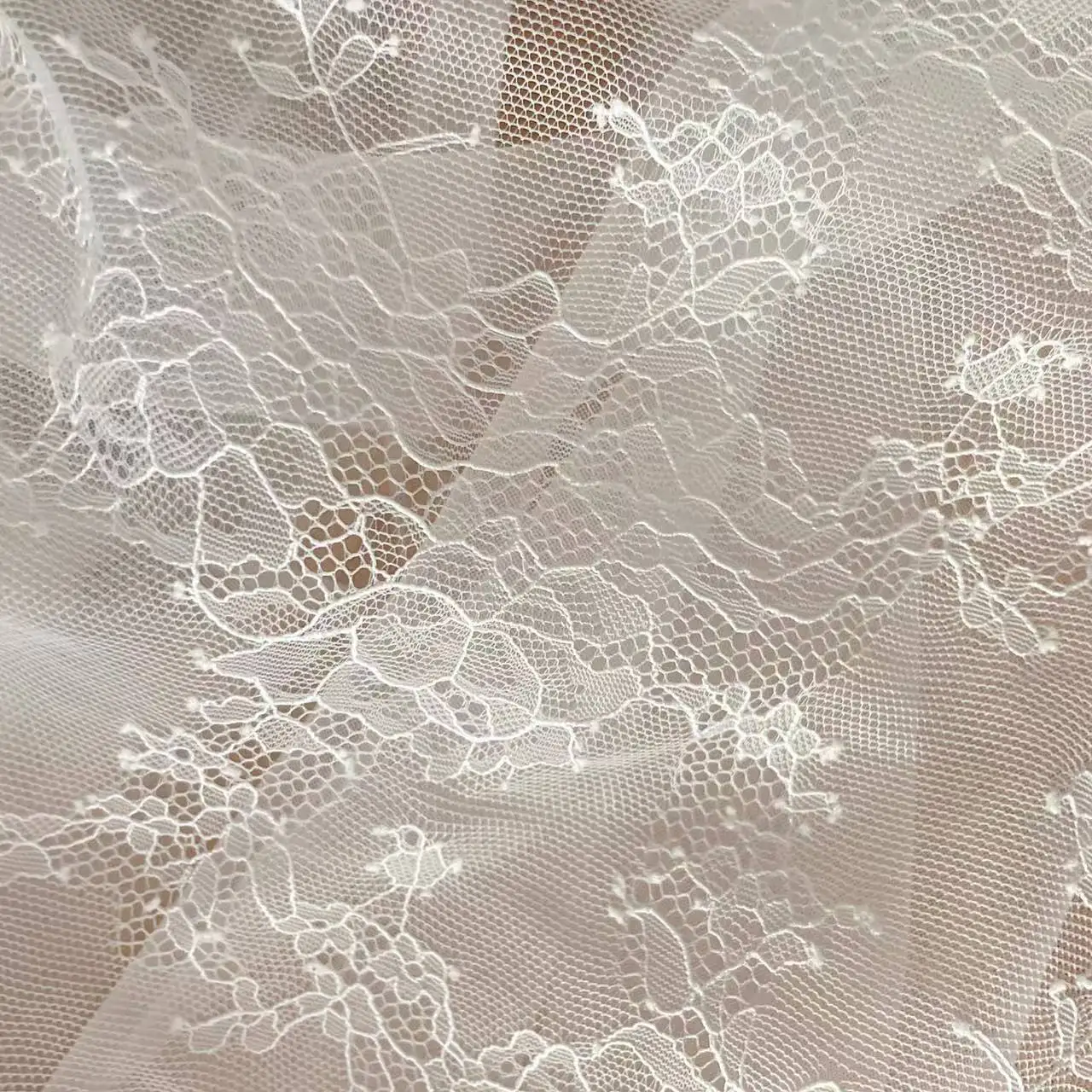 Dünner Spitzenblumenstoff für Hochzeitskleider, Abendkleider, Bekleidung, Vorhänge, Hochzeitstischdecken, Dekorationszubehör RS24649 – Detail 2