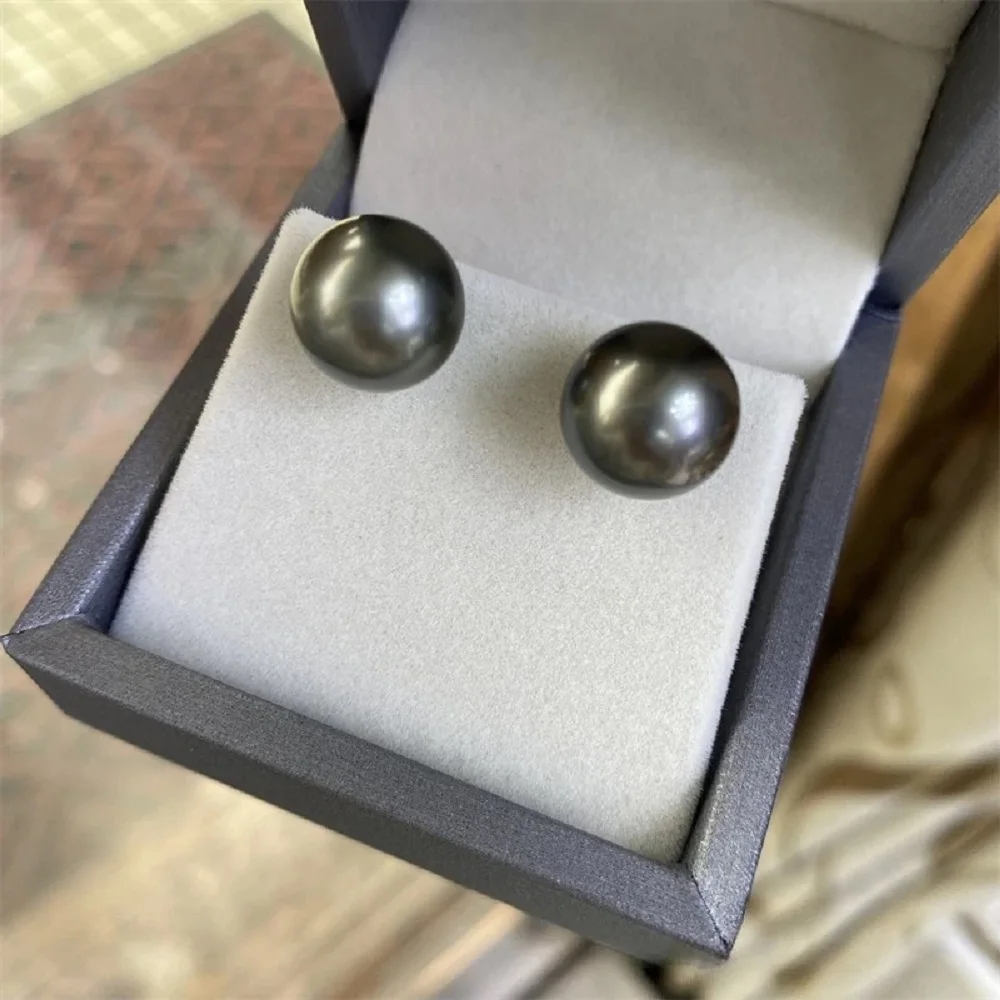 

A pair of Tahitian black pearl earrings, AAAA9-10mm 10-11mm natural pearls, 925s