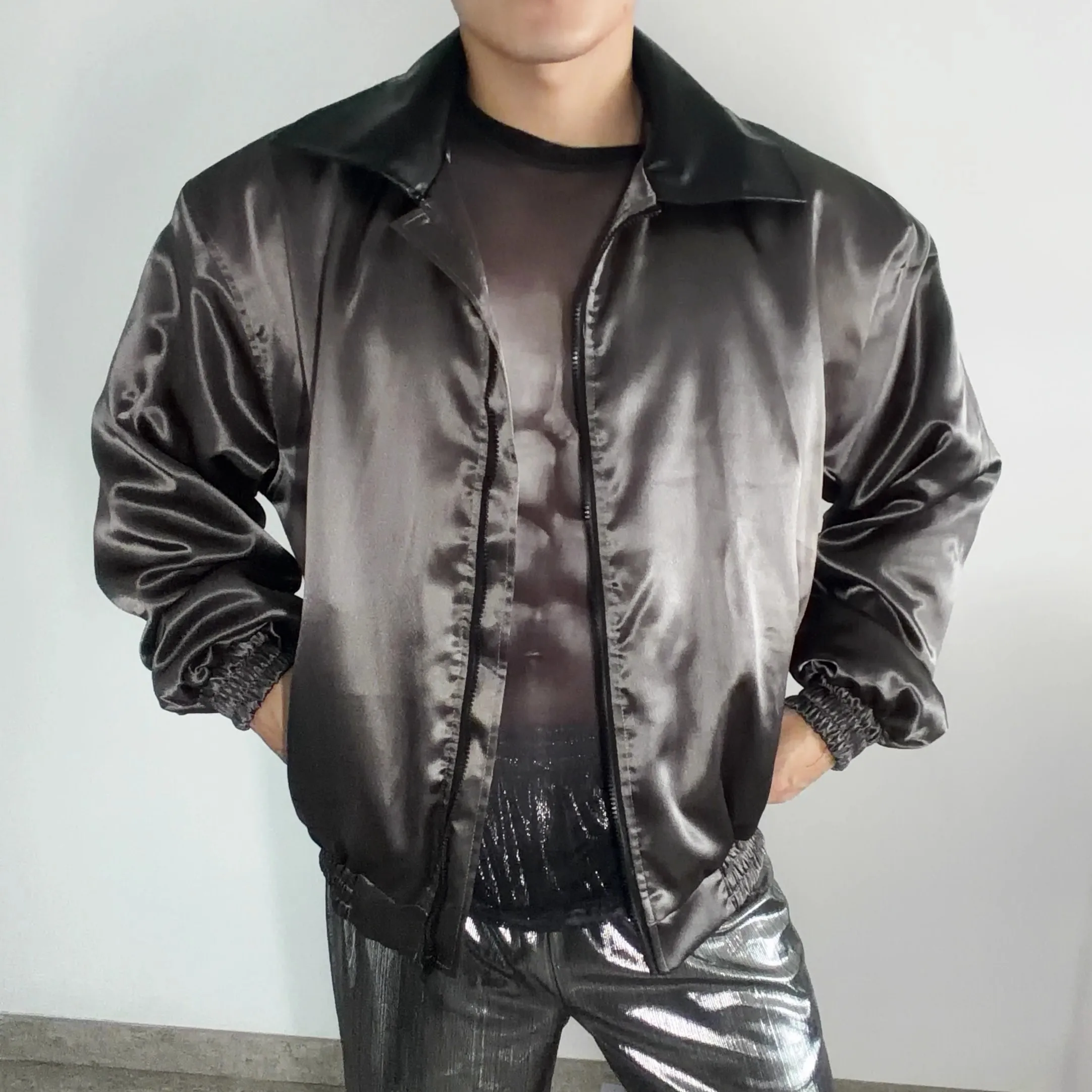 เสื้อแจ็คเก็ตสไตล์มอเตอร์ไซค์เท่ห์  ผ้าซาตินเสริมไหล่  คอหนัง  ตัดต่อ  ทรงหรูหรา  ปกเสื้อแบบลาพอล  เสื้อโค้ทสำหรับนักร้อง  ชุดแสดงบนเวที