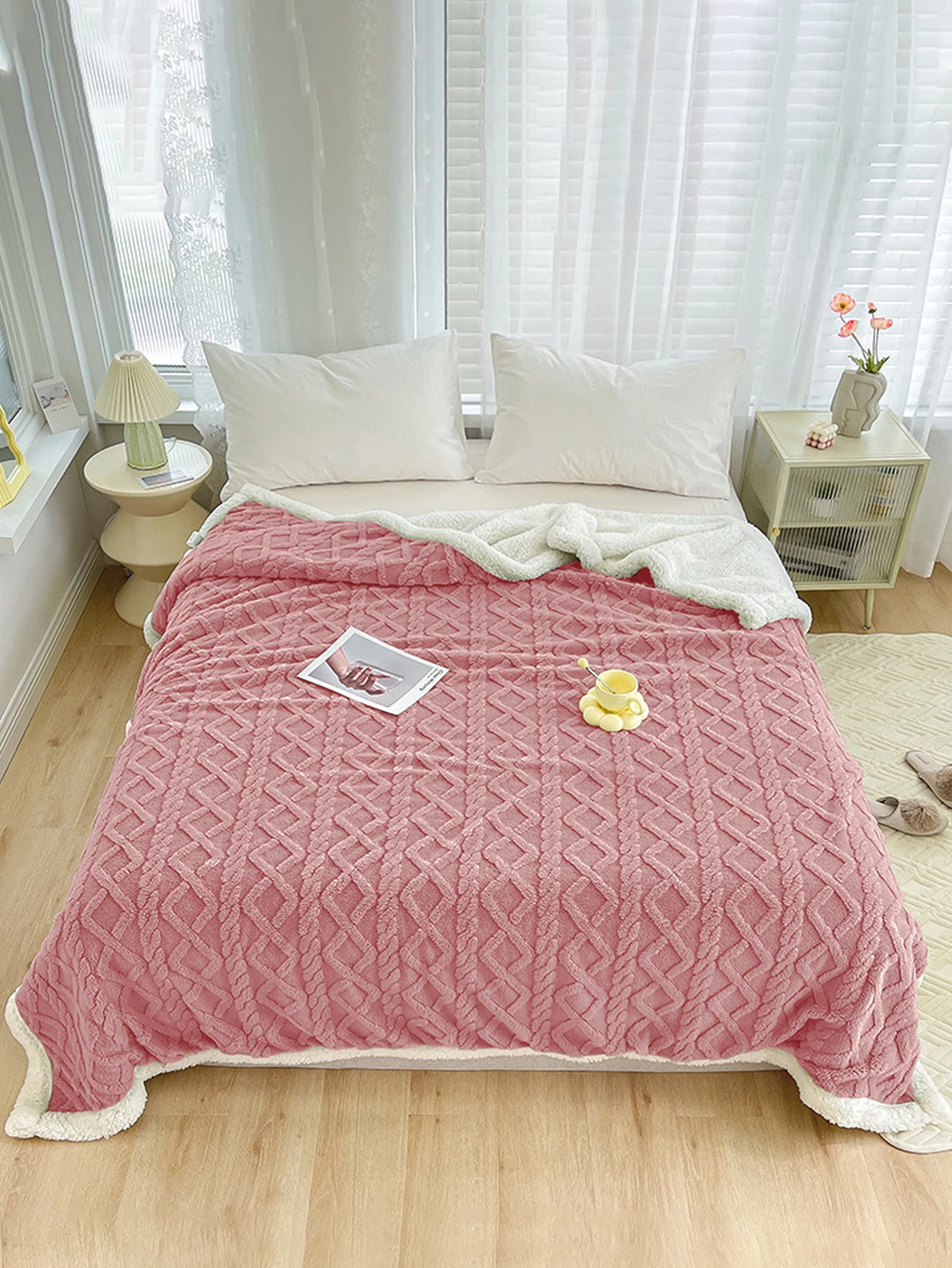 Queen Size Biddy Bed Cover for 200x220 cm-Cozy Soft Blanket with Fleece Bands, Thickened Warm Fleece Blanket for Winter, Suitable for Christmas and New Year Gifts