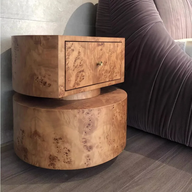 طاولة بجانب السرير من الخشب الصلب بتصميم فرنسي قديم مع سطح من الجلد بعقدة شجرة وخزانة مصنوعة يدويًا لغرفة النوم على الطراز القديم