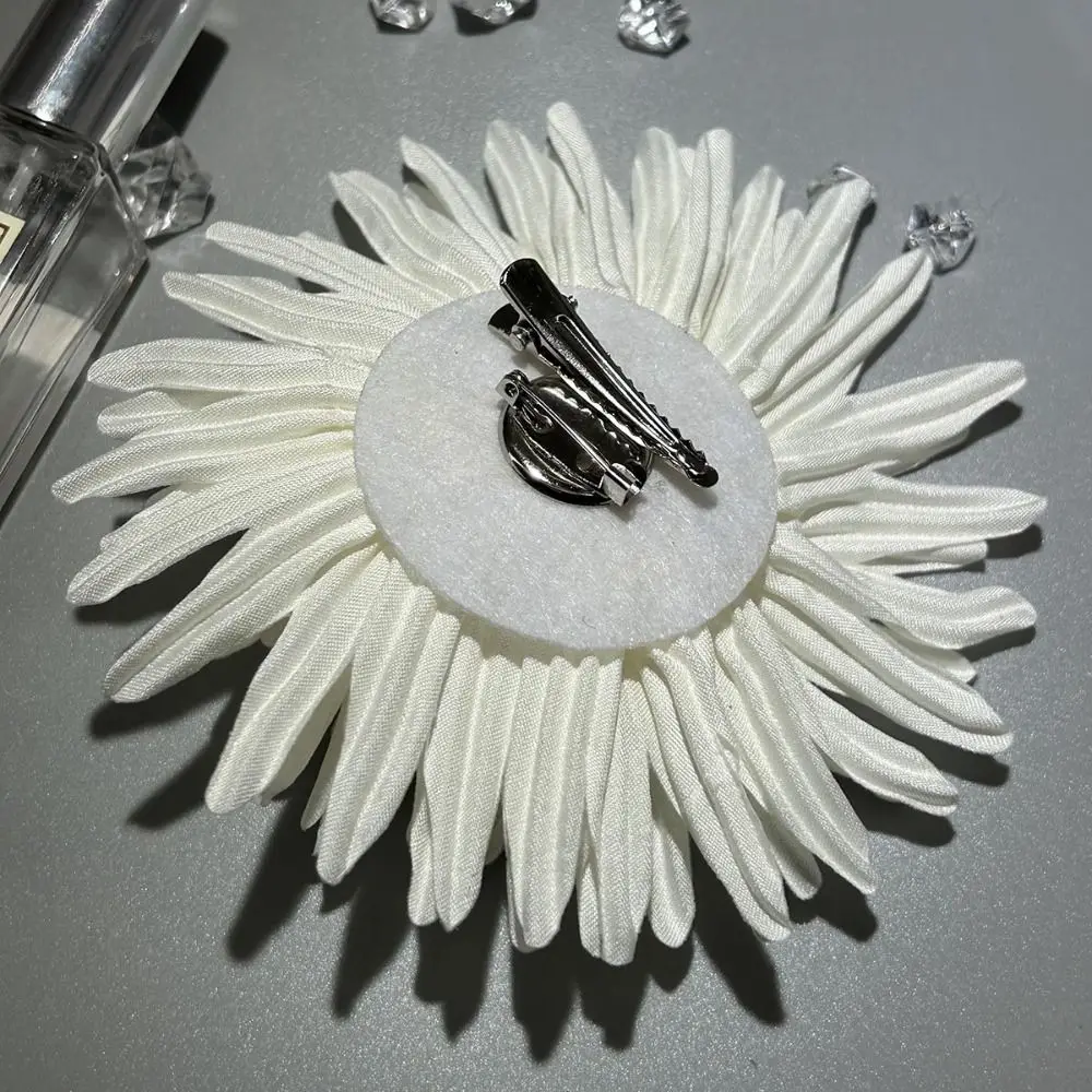 Broche en tissu faite à la main avec grande fleur imbibée, insigne de bijoux pour pull et manteau, accessoires de corsage, décor de fête de mariage