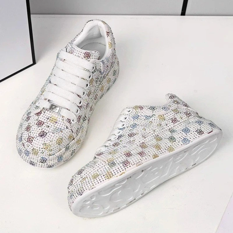 Scarpe con plateau da donna autunnali Scarpe in cristallo nero / bianco per donna Sneakers in cristallo brillante Tendenza scarpe casual con strass di lusso