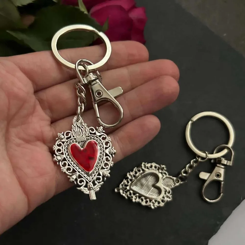 Gothic Ornate Oxidized Silver Exquisite Detailed Patterns Heart-shaped Red Black Crystal Key Chain for Woman Men Fashion Jewelry