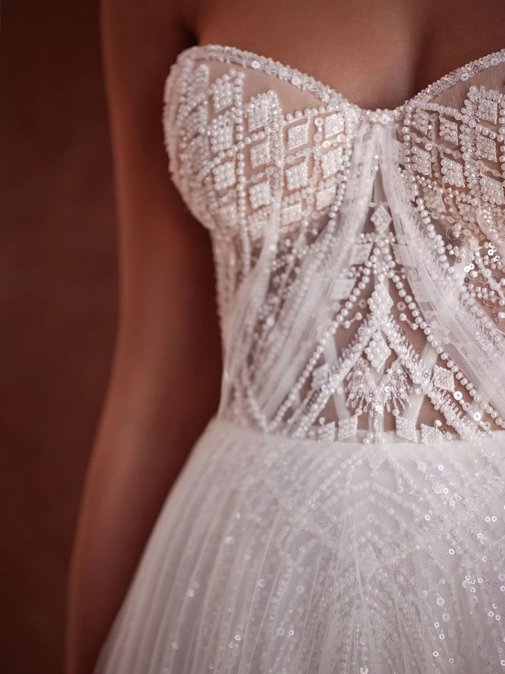 اليد مخيط اللؤلؤ ألف خط فستان الزفاف أنيقة حبيبته العنق مخصص بريق شير الحديثة ثوب الزفاف في الهواء الطلق