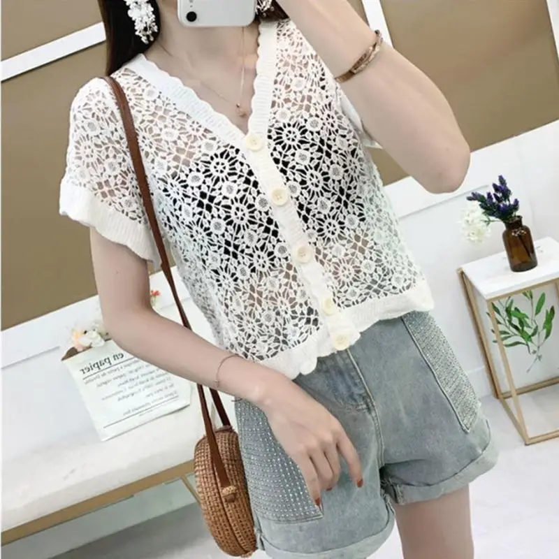 2025 nuevas mujeres ahuecan hacia fuera el cuello en V Top de encaje de manga corta camisa abierta nicho moda versátil estilo chal blusa
