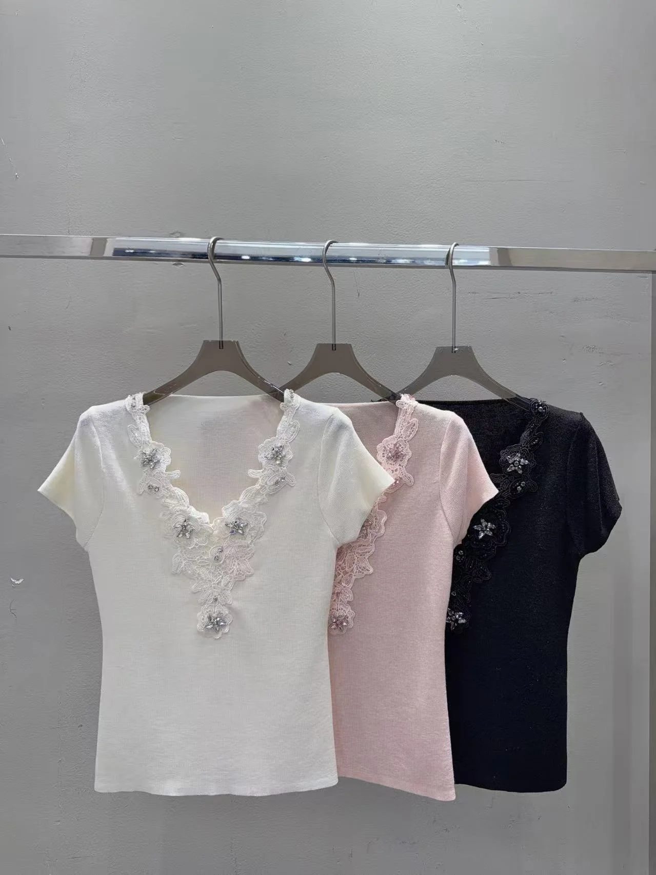 

Elegant V-Neck Short Sleeve Knitted Top Women's Slim Fit Pearl Embellished Flower Design Summer Slimming Fashionable Top