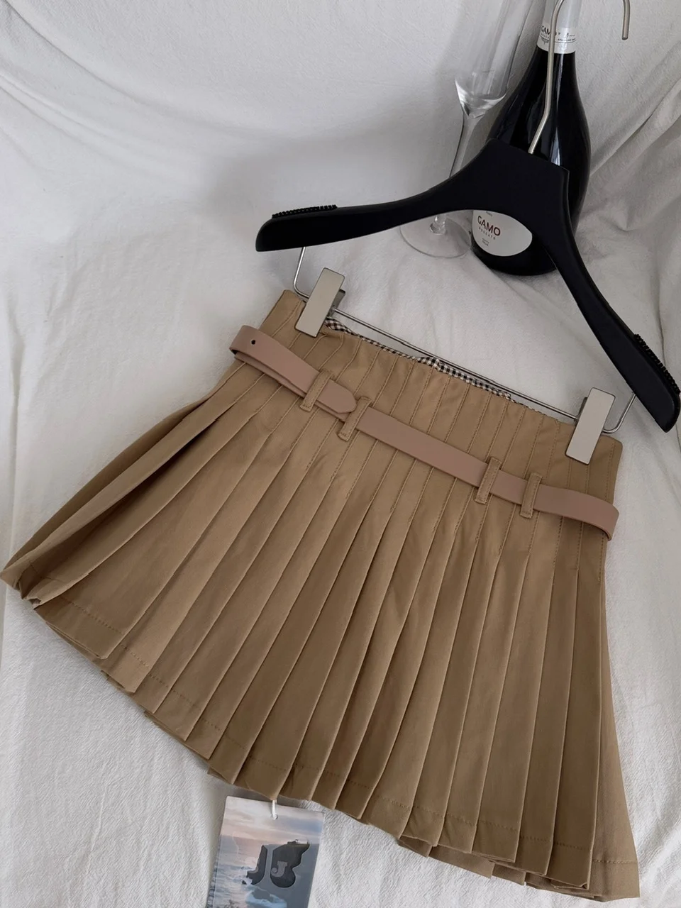   กระโปรงผู้หญิงทรงเอวสูงจีบติดกระดุมเก๋ไก๋ แฟชั่นช่วยให้ดูผอมเพรียว เหมาะสำหรับใส่ไปทำงานในฤดูใบไม้ร่วง ทรงเข้ารูป ผลิตจากโพลีเอสเตอร์