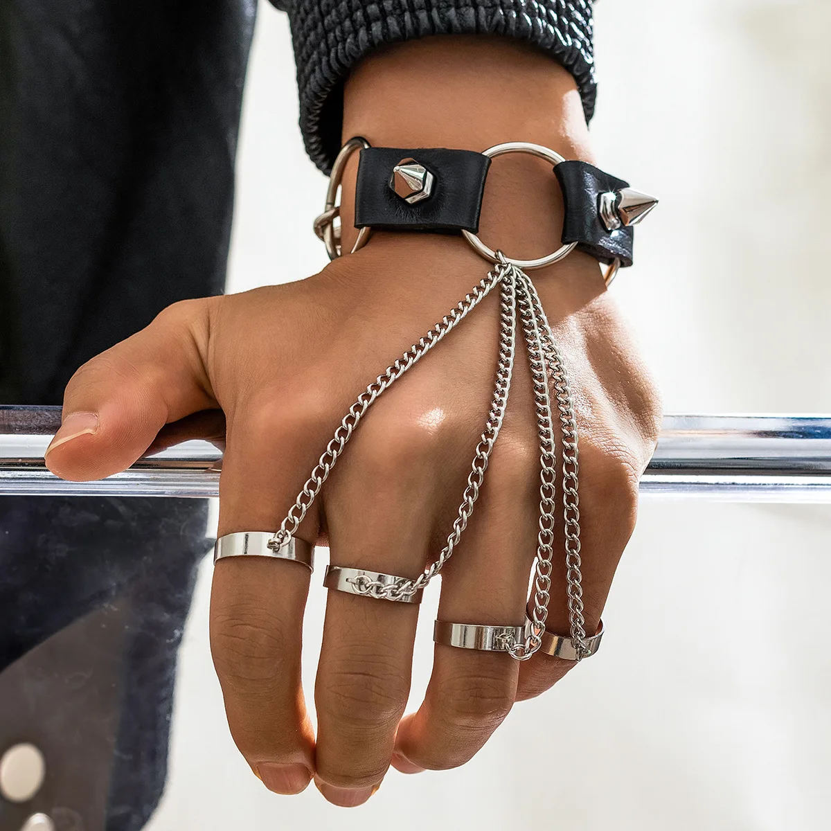 Fashionable and personalized finger bracelet, punk chain, rivet tassel ring, gothic chain, hip-hop bracelet, men's bracelet