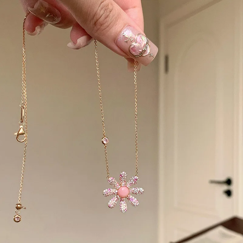 New in inlay Pink Diamond Daisy Pendant Necklace Pendant Fritillaria Romantic Luxury High End Clavicle Chain Wedding Jewelry