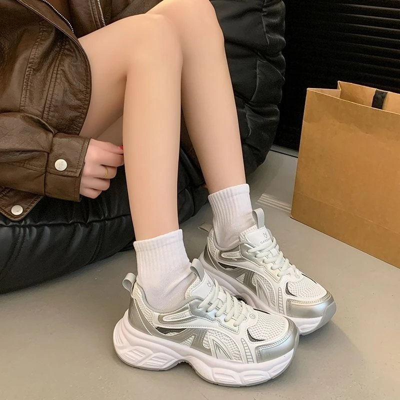 أحذية رياضية عالية الكعب للنساء ملابس رياضية شبكية قابلة للتنفس لصيف 2025 أحذية رياضية جديدة لزيادة الارتفاع متعددة الاستخدامات أحذية برباط للنساء