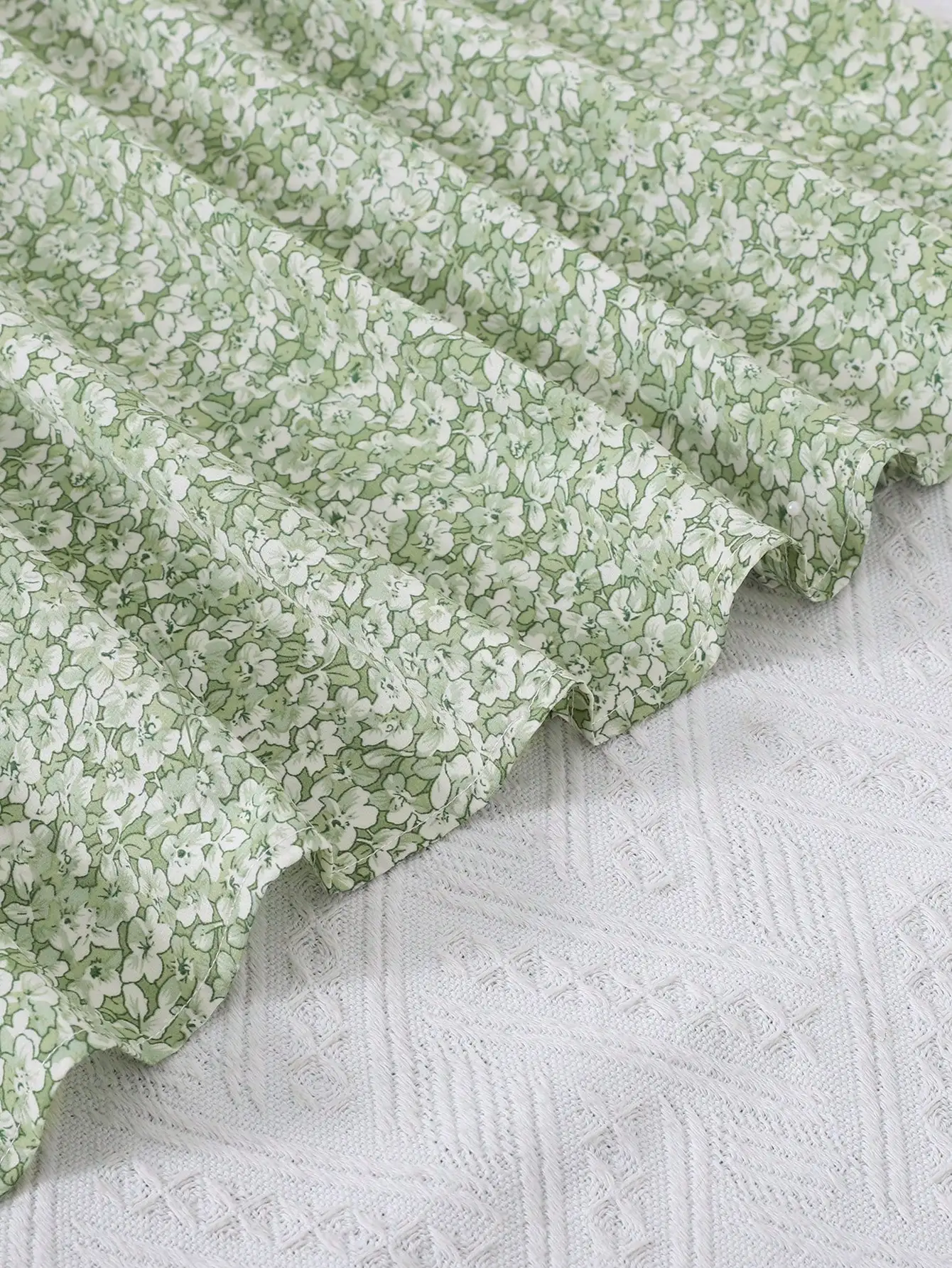 

Женское повседневное зеленое платье А-силуэта с цветочным принтом, рюшами на рукавах и завязками на талии