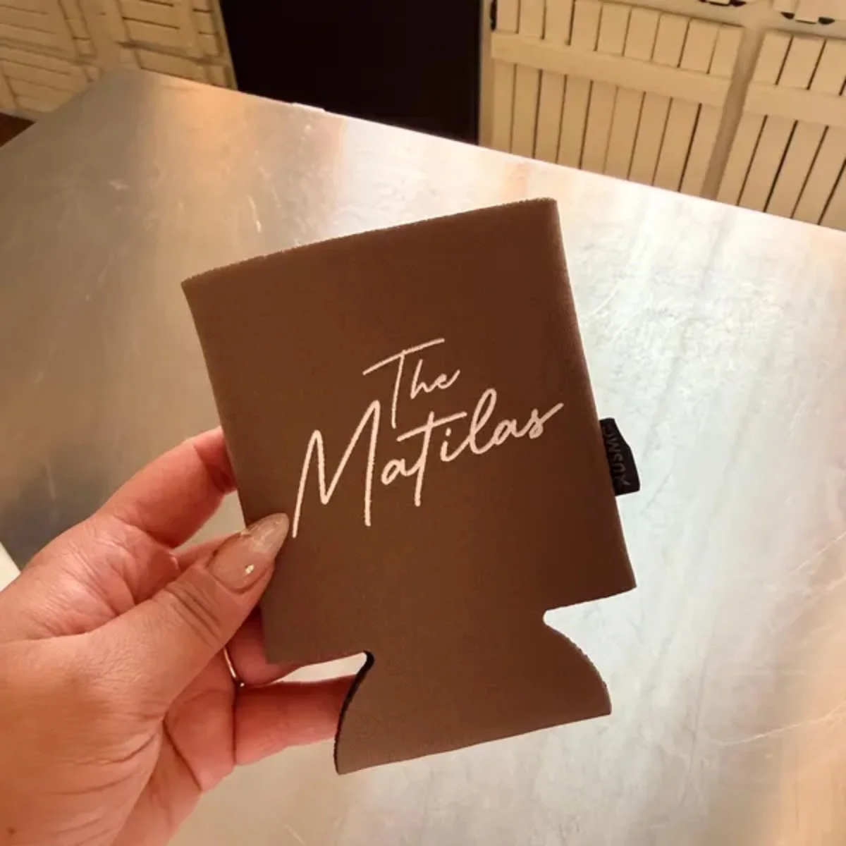 

Персонализированный холодильник для свадебной банки с монограммой, настраиваемый держатель для напитков, современная свадьба, стильный свадебный сувенир для гостей в бу