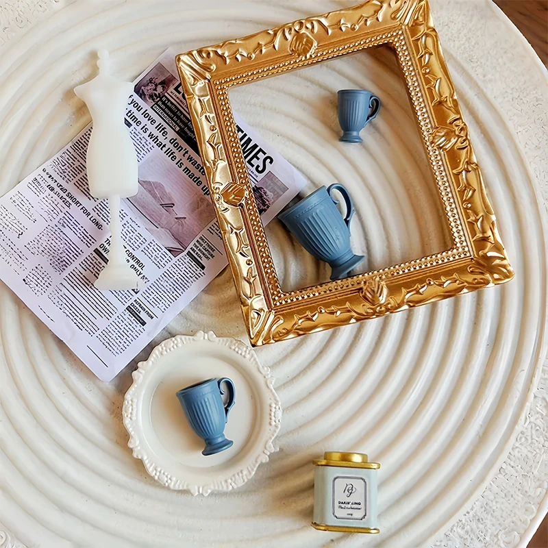 1 stks poppenhuis Franse retro mini hoge voet reliëf Mark koffiekopje met handvat miniatuur scène decoratie high-end stengelmokken