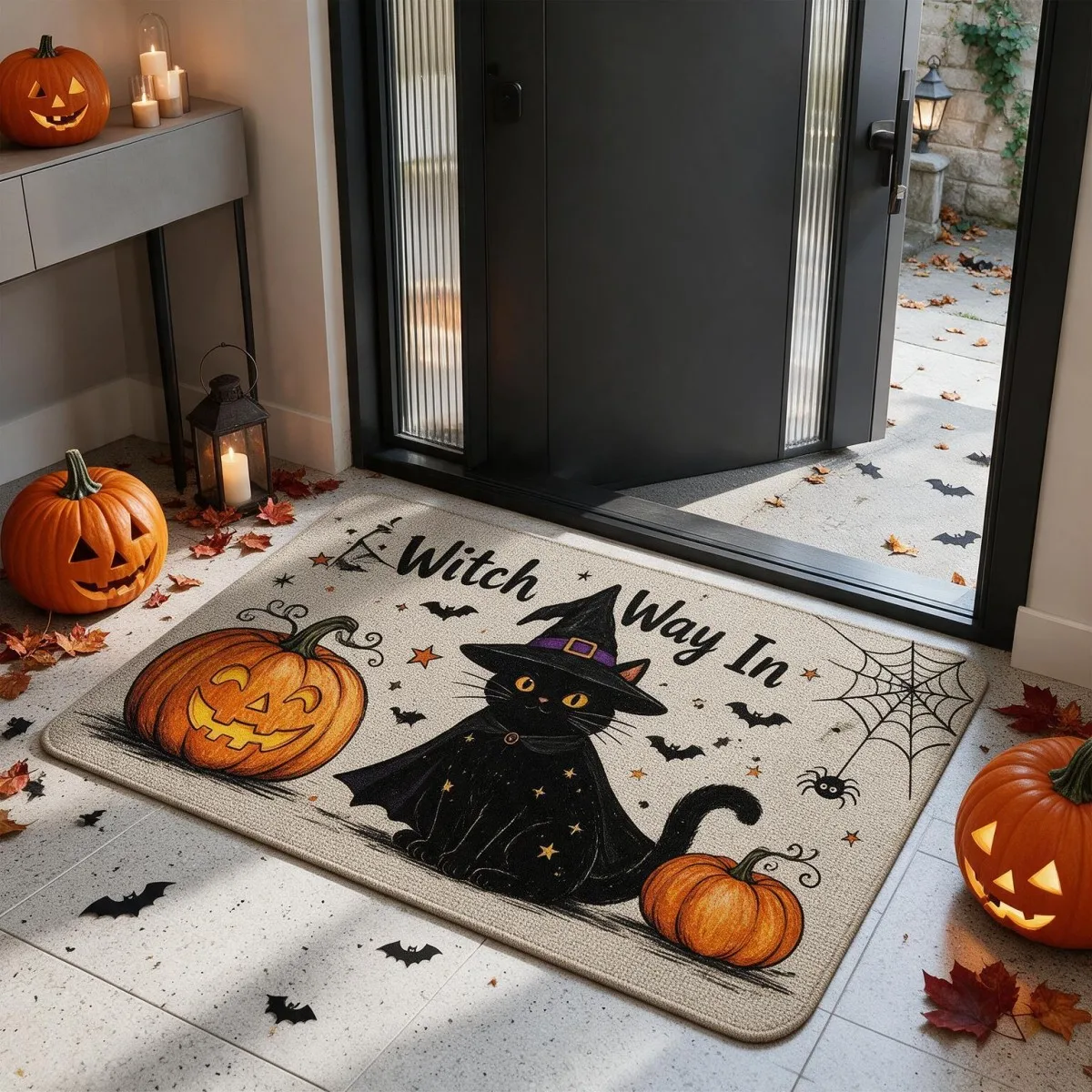 Tappetino da ingresso a tema Halloween, realizzato in morbido flanellino stampato con una superficie spessa e pelosa, parte superiore assorbente e fondo antiscivolo in PVC, ideale per l’ingresso, il