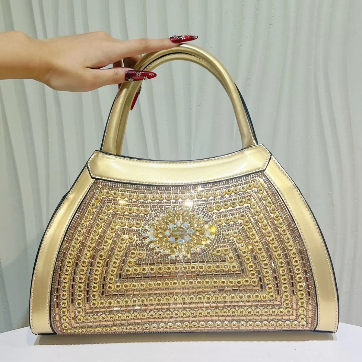 

New diamond-encrusted dinner bag women's large-capacity handbag messenger bag commuter women's bag high-end light luxury handbag