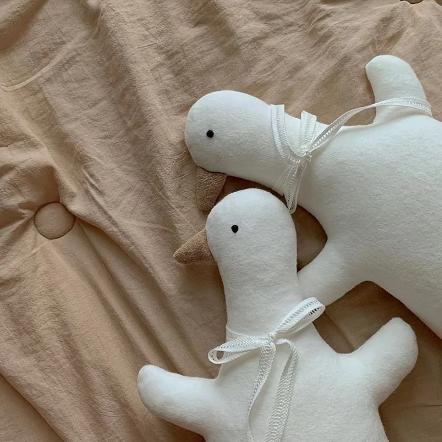 Lindo muñeco de peluche suave de patito, adecuado para dormitorio de niños, regalo de cumpleaños reflexivo, acogedor recuerdo de bebé recién nacido