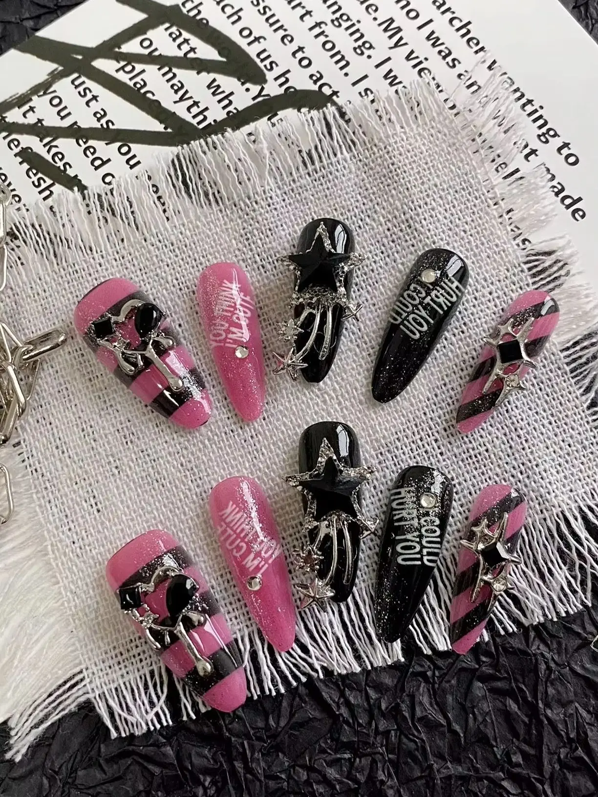 Handgefertigte, pink-schwarz gestreifte Stern-Metall-Press-On-Nägel, lange, mandelförmige Y2K Gothic Kunstnägel, Grunge-Buchstaben-Klebenägel für – Detail 2