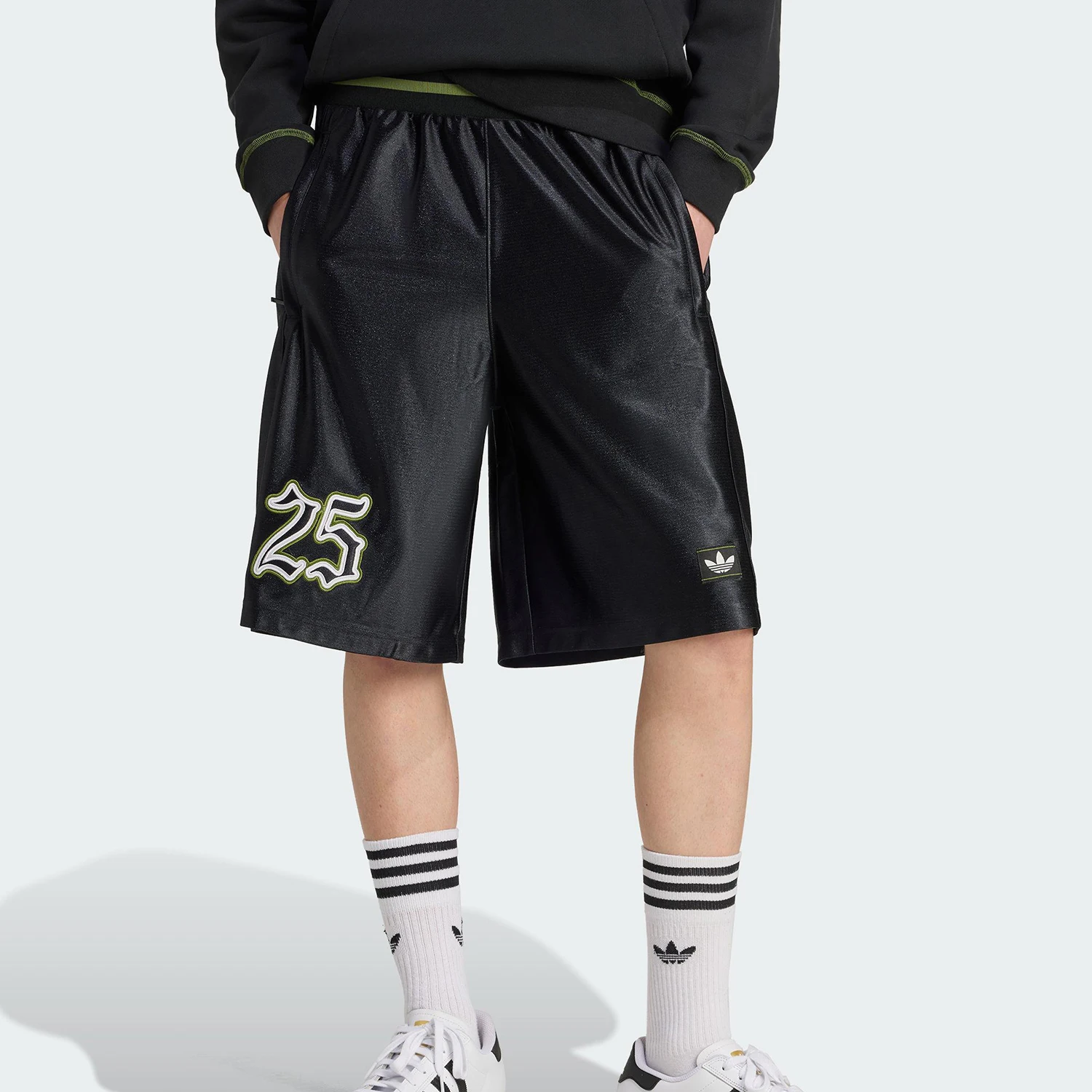 

Оригинальные мужские шорты Adidas Clover JY2769 свободного кроя, дышащие и удобные, для повседневного использования.