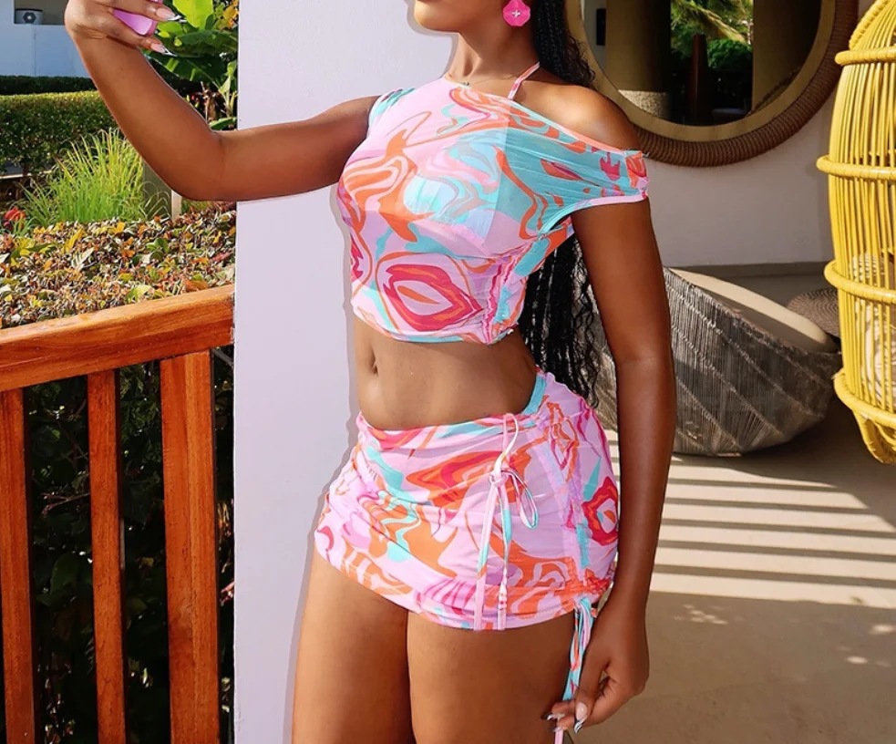 

Комплект из двух предметов: женский наряд 2026 года, летний, новый, с цветными блоками и принтом, с асимметричным вырезом, сексуальный полупрозрачный укороченный топ и повседневная юбка