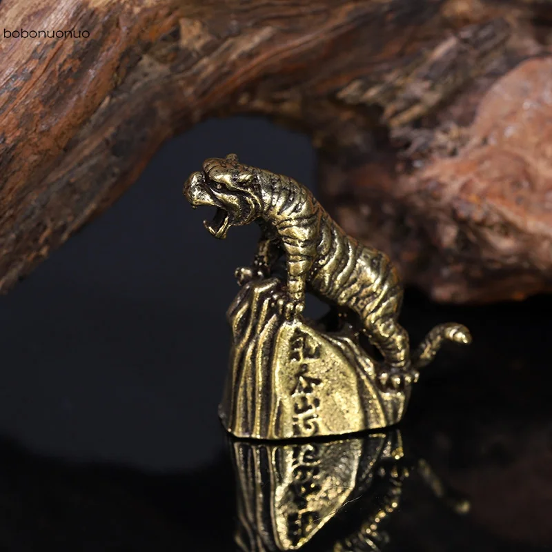 Antique Bronze Tiger Climbing Mountain Statue Zodiac Animal Desktop Ornament Pure Copper Miniature Figurines Tea Pet Home Decors