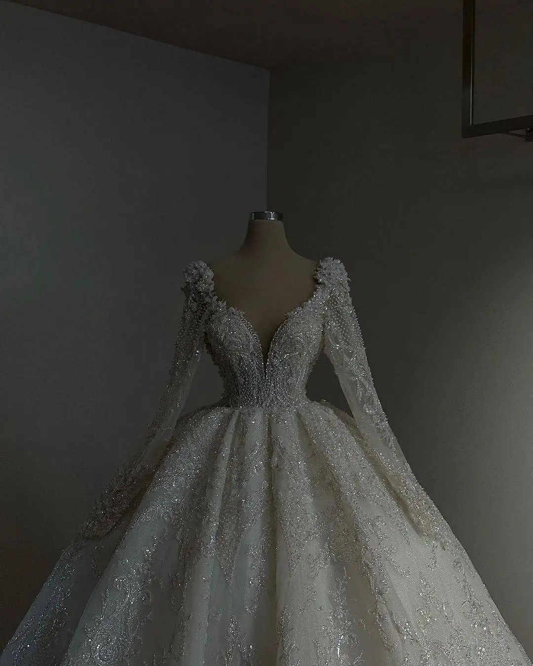 Exquisite Ballkleider, Applikationen, Perlen, Perlen, Pailletten, O-Ausschnitt, Hochzeitskleid, individuelle Falten, Sweep-Zug, Pailletten-Brautkleider