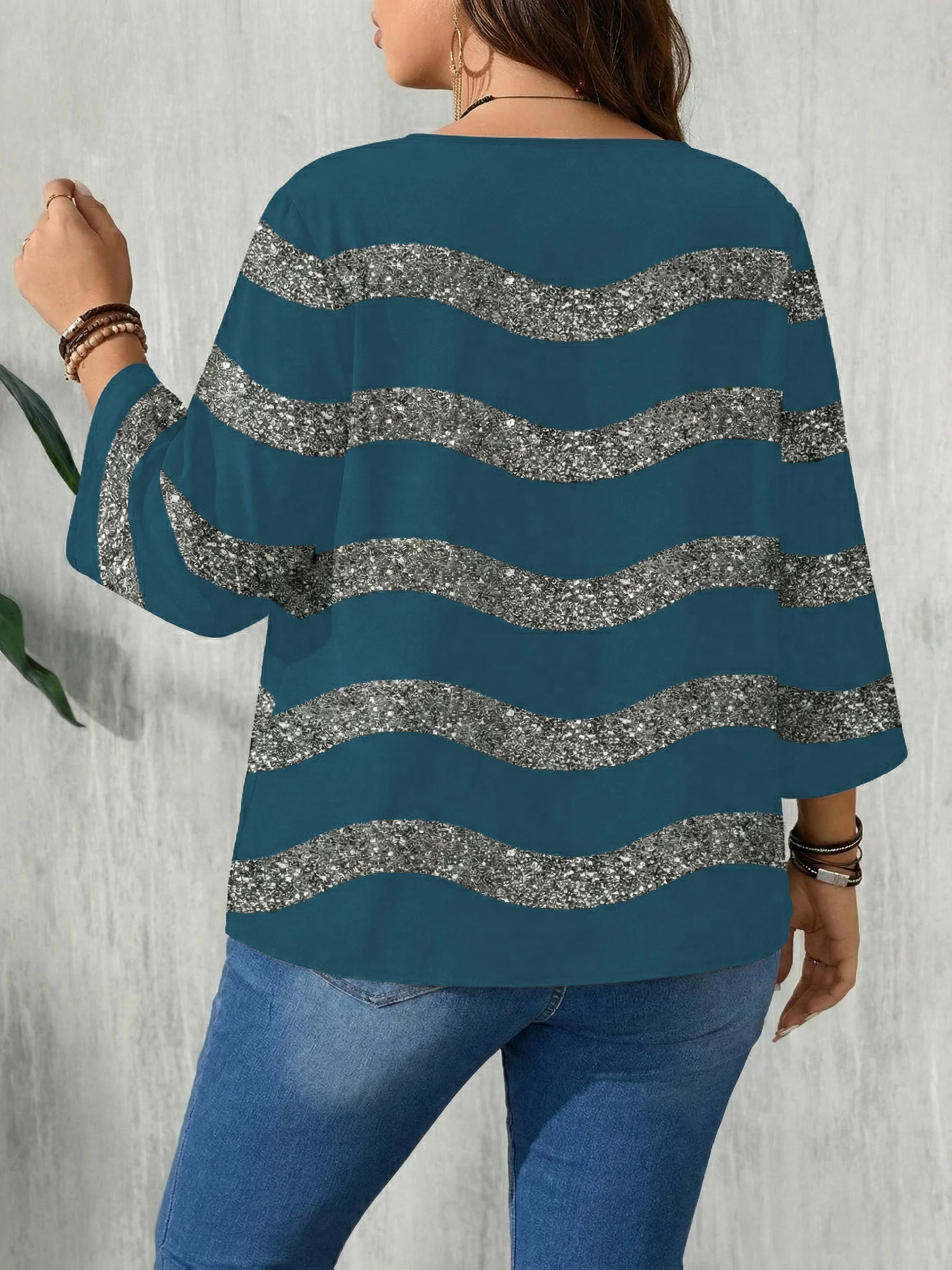 Stilvolles Damen-Oberteil in Übergröße mit Glitzerstreifen für einen mühelos schicken Look – Detail 5