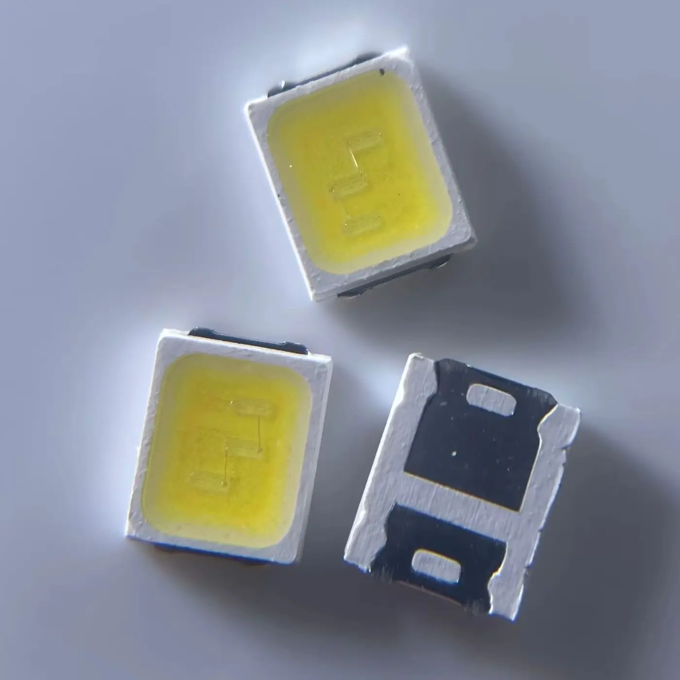 4000 ชิ้น/ม้วน 2835 STW8A12D-E2 U0C32Y2 LED Die Diode 3V 0.5W สีขาว 5000K สําหรับแสง Electronics