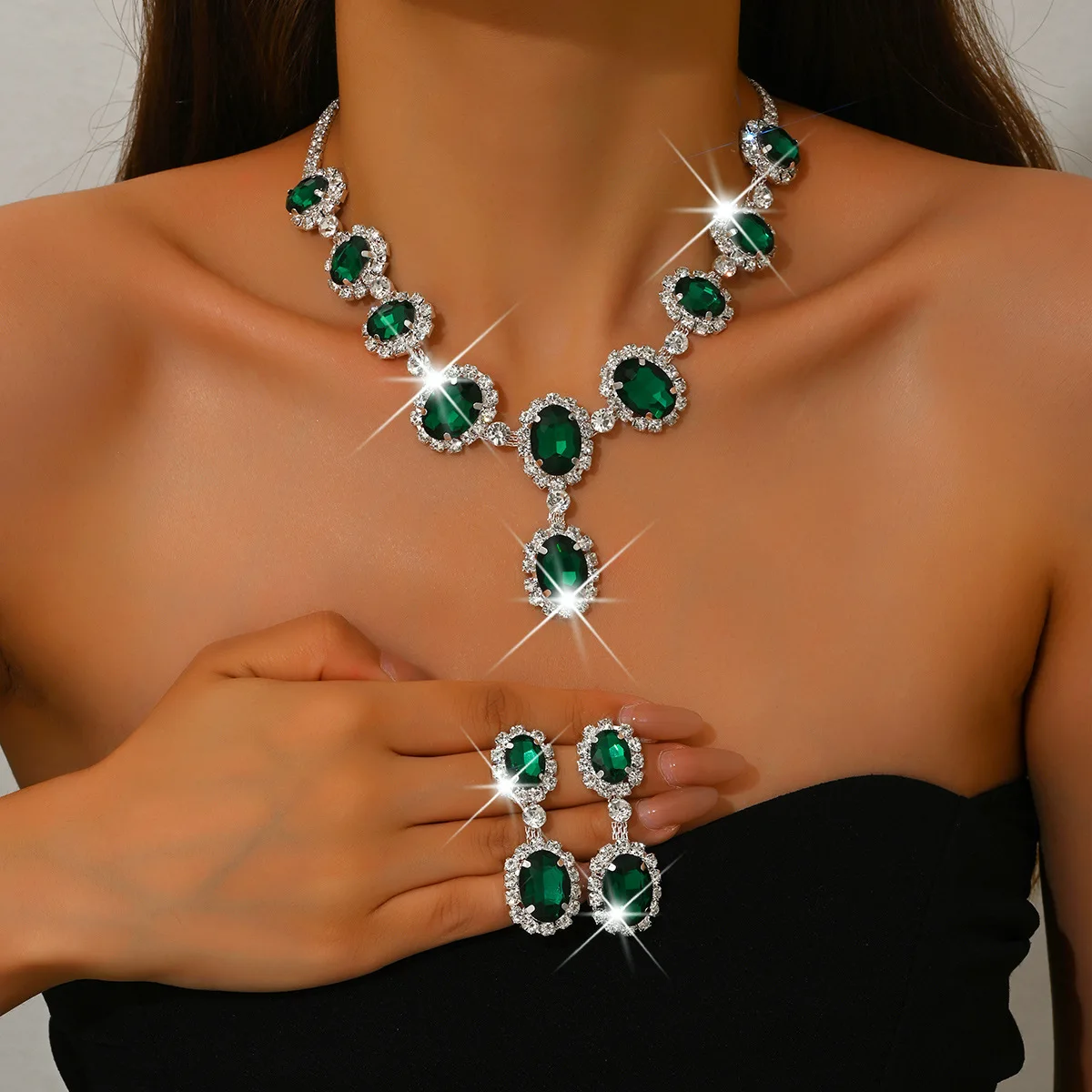 Women's Euro USA Light Luxury Rhinestone Necklace & Earrings Jewelry Set,  Unique Retro Clavicle Chain for Party GIft Wholesale