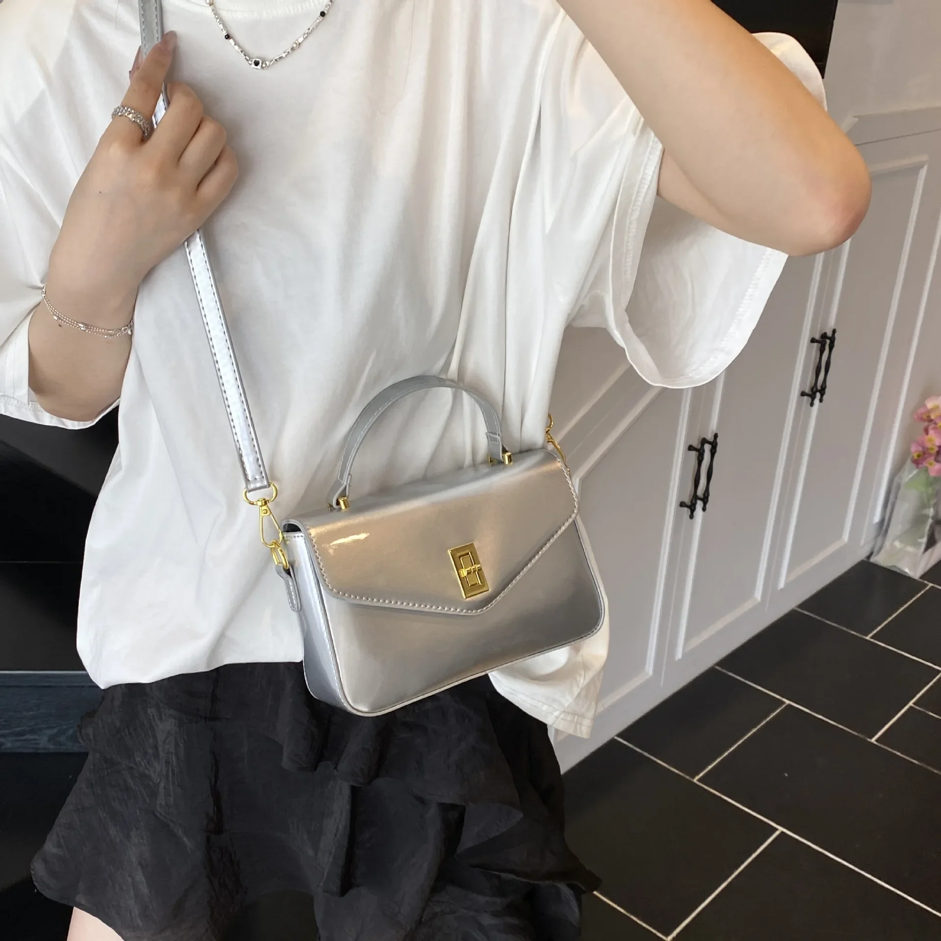 حقائب نسائية بتصميم متخصص حقائب يد نسائية كبار حقائب نسائية موضة حقائب كتف متعددة الاستخدامات حقائب كروس نسائية