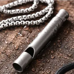 Silbato de emergencia portátil para acampar, herramienta de supervivencia EDC de titanio con cordón