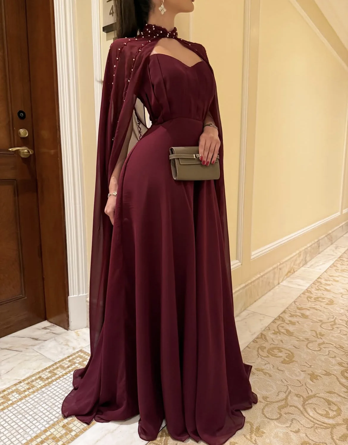 فستان سهرة رائع في المملكة العربية السعودية فساتين حفلات شيفون عنابي كريستال لامع مع فستان حفلات مطرز بالخرز