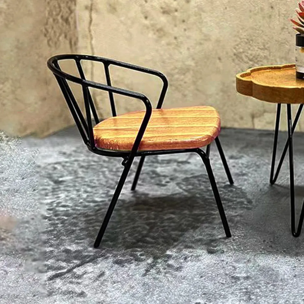 

2 шт. миниатюрных стульев с подлокотниками в скандинавском стиле, деревянные, металлические, декоративная мебель для кукольного домика, реалистичные, для дома и офиса, настольные