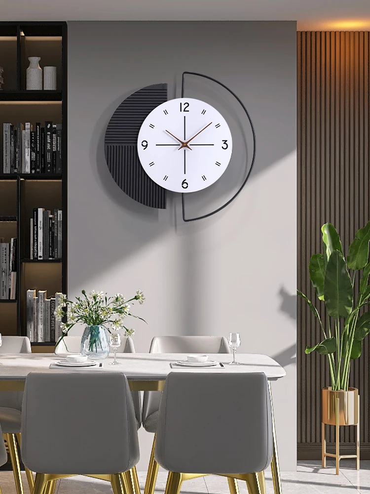 

2023 The new creative wall clock restaurant living room clock is luxurious, modern and simple, and the clock hanging on the wall