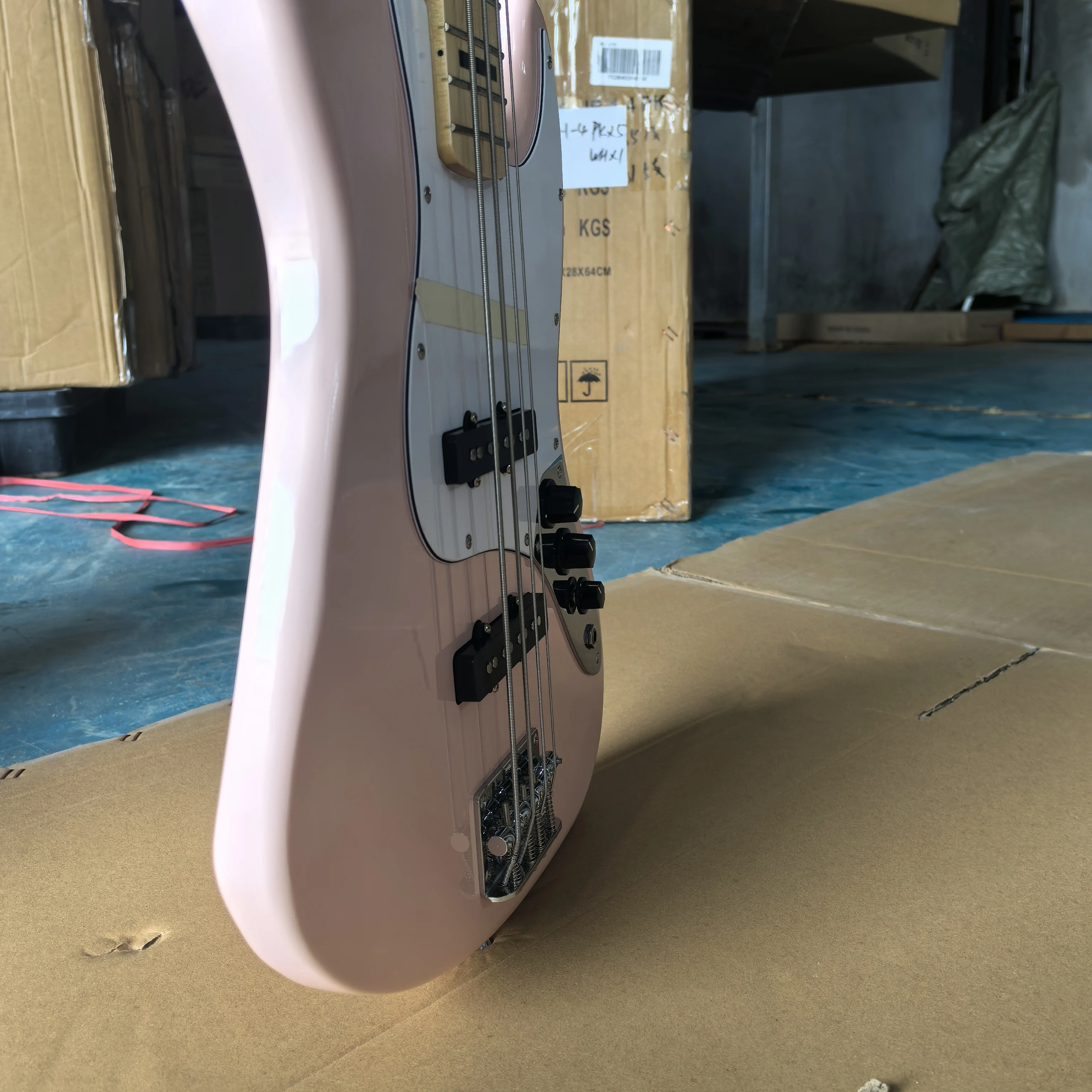 Sample processing: 4-string bass, color customizable