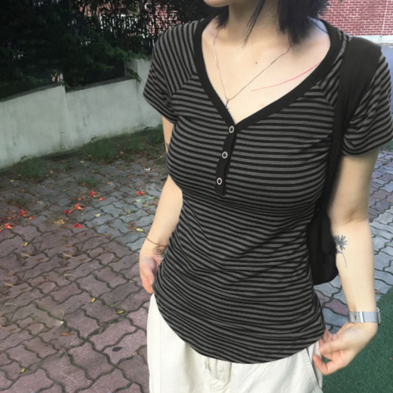 

Vintage V-neck T-shirt Women's Striped Three-button Short-sleeved Slim-fitting and Thin-threaded New Top