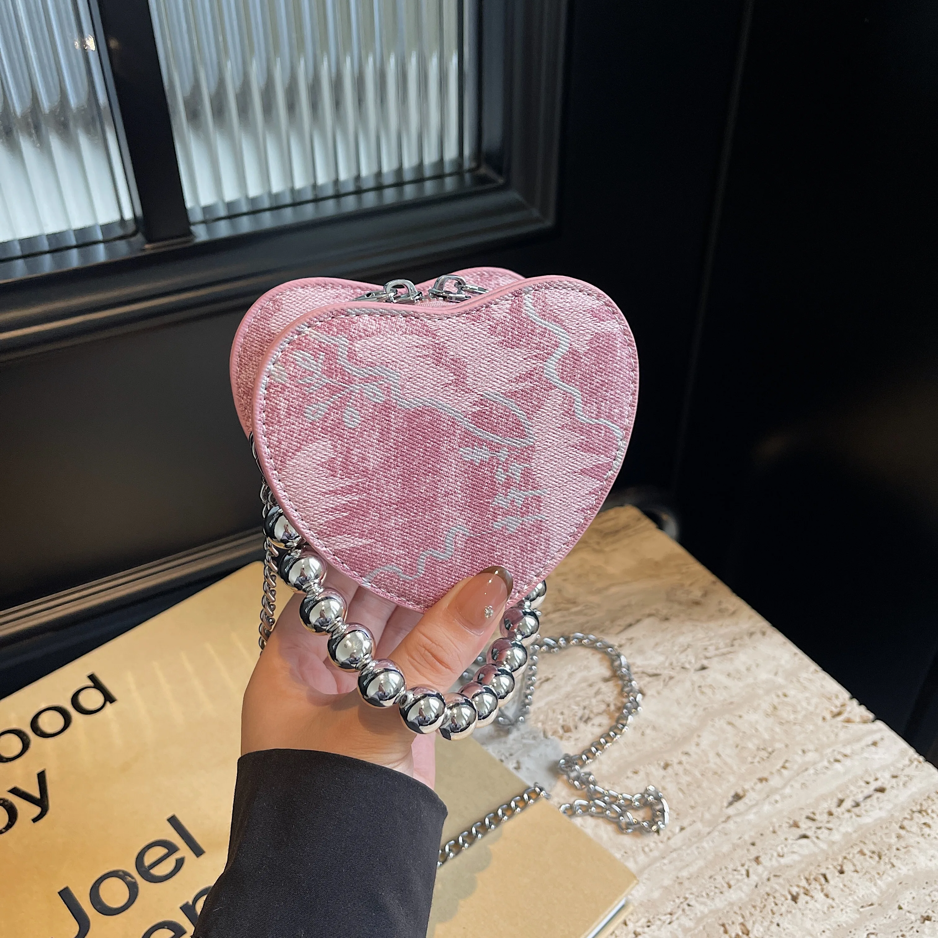 

2024 new autumn and winter exquisite mini bag for women, niche chain crossbody bag, pink heart-shaped mouth red envelope