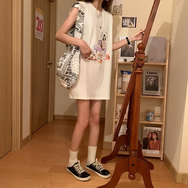 เสื้อยืดแขนกุดสีขาวผู้หญิงฤดูร้อนเวอร์ชั่นเกาหลีหลวมพิมพ์เสื้อกั๊กขนาดกลางและยาวด้านบน