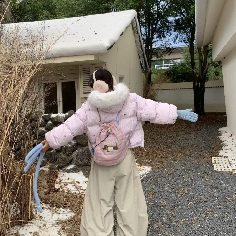 معطف منتفخ مخطط على الطراز الكوري الشتوي لعام 2025 مع ياقة من الفرو وعقدة على شكل فيونكة عازلة سميكة سترة قصيرة بقلنسوة للنساء