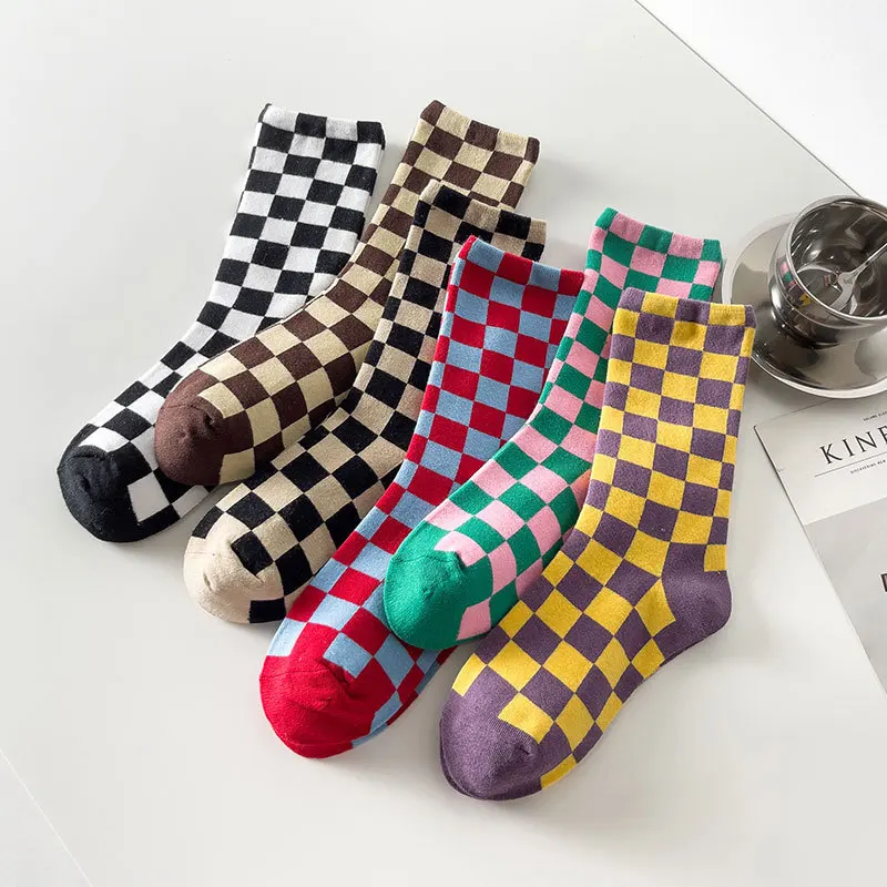 1/5 Doppelte Herbst-Winter Neue Damenmode Trendige Mittellange Socken Einfache Karierte Atmungsaktive Freizeitsocken